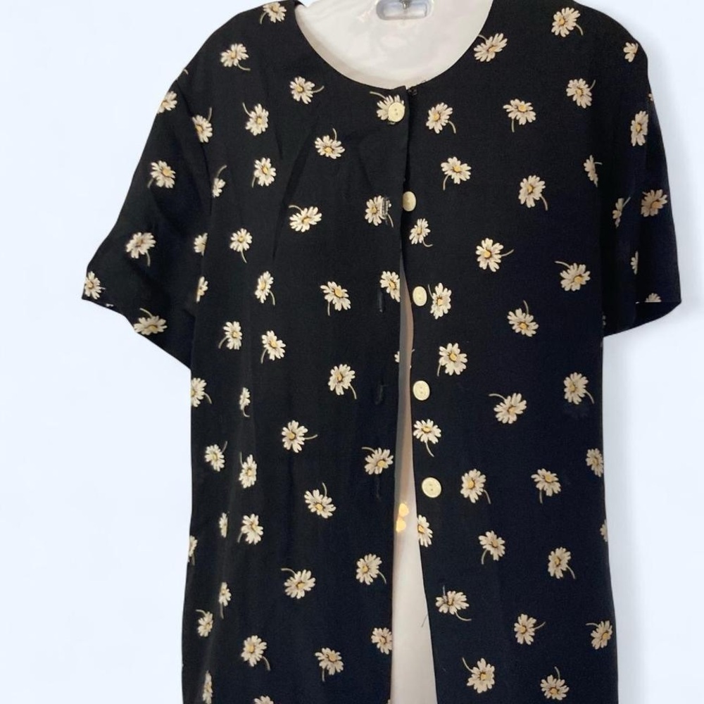 Black and white floral button-up blouse with a daisy pattern Maggy London 8P